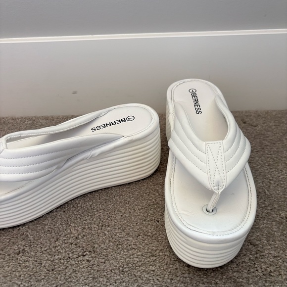 Platform flip flop from Princess Polly - Picture 2 of 2